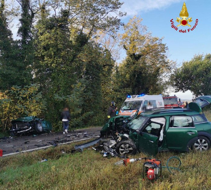 Incidente Tra Tre Auto A Castel San Pietro Terme Grave Un Bambino