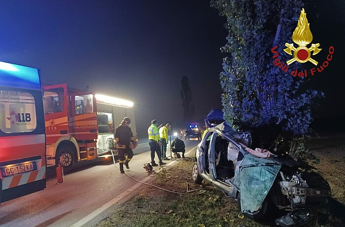 Finale Emilia Auto Finisce Fuori Strada E Si Schianta Contro Un Albero