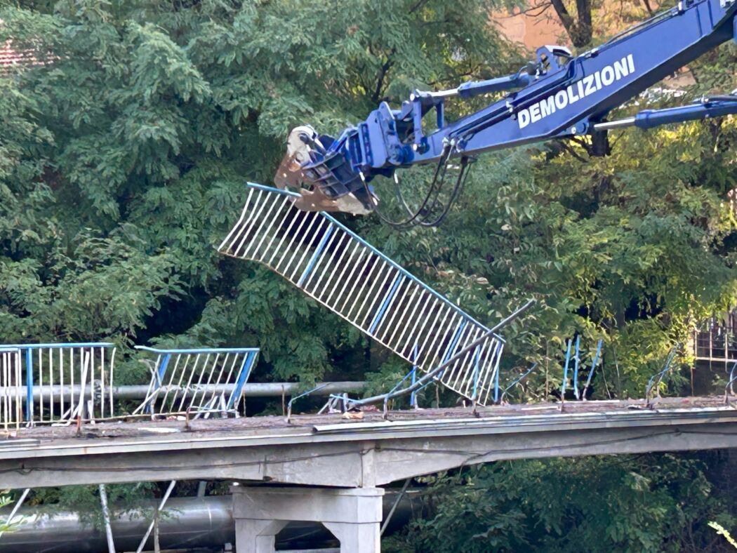 Reggio Abbattuto Lo Storico Ponte Sul Crostolo Al Gattaglio Video E