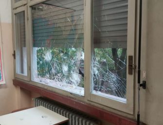 Reggio. Vandali al liceo classico: in frantumi 5 finestre