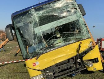 Modena. Scontro tra bus e 2 camion: studenti contusi. Strada Bellaria chiusa 3 ore