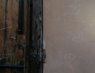 Bologna, disegnate svastiche sul portone del liceo classico Minghetti