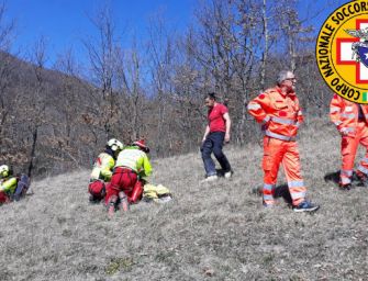 Monte Dosso (Varsi). Motociclista cade su un sentiero, trasportato in ospedale con l’elicottero