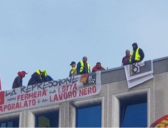 Notte sul tetto per gli operai della Gls di Piacenza, in protesta contro il licenziamento di 33 persone