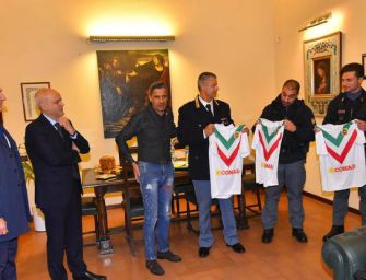 La Reggiana regala le maglie ai poliziotti feriti negli scontri