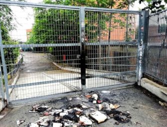 A Bologna pile di libri date alle fiamme nella notte davanti al centro sociale Tpo