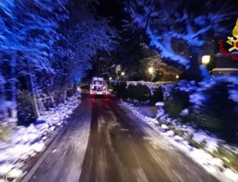 Neve Appennino bolognese, i vigili del fuoco liberano strade