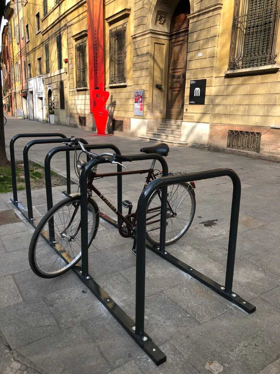 Reggio. Rastrelliere per biciclette in centro con formato