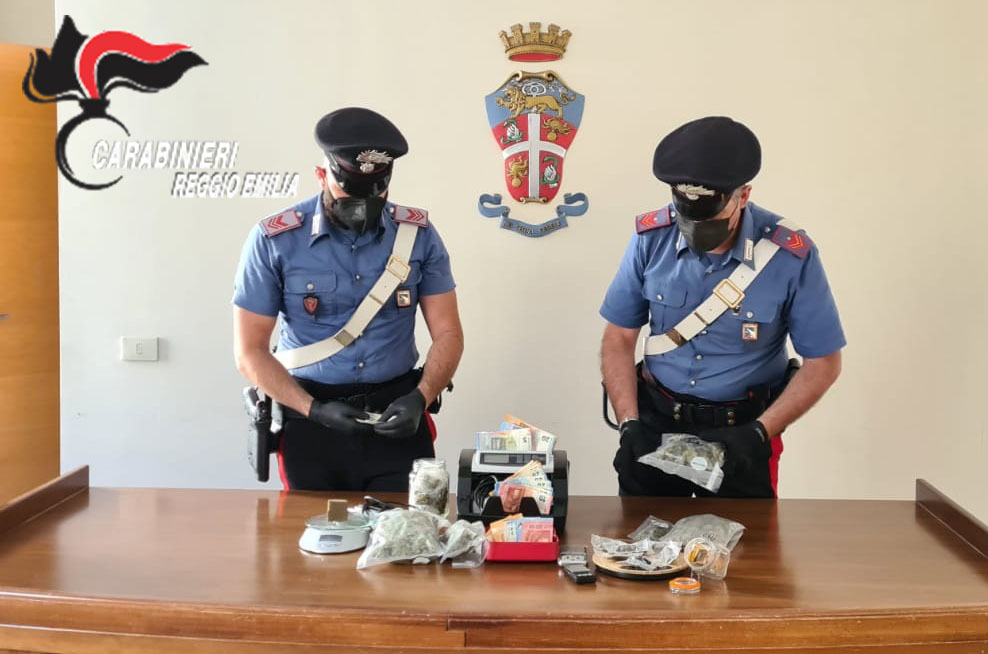 Reggio. Aveva Mezzo Chilo Di Hashish E Marijuana In Casa: Arrestato ...