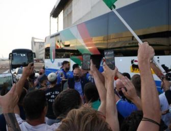 Campioni d’Europa, gli azzurri a Roma mostrano la Coppa