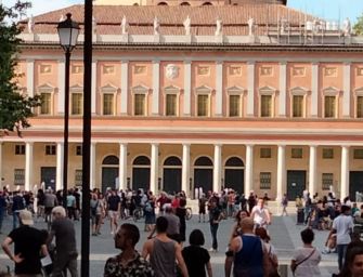 Un gruppo ridotto di No vax sfila nel cuore di Reggio per dire no al Green pass (video-foto)