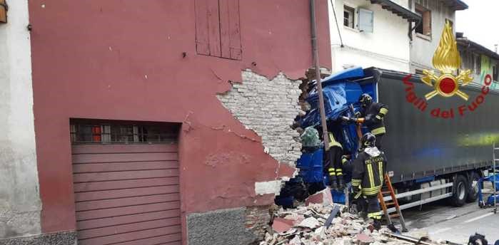 camion si schianta contro palazzina a calerno sulla via emilia morto l autista 24emilia