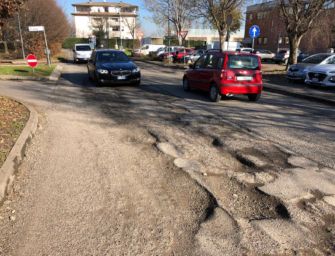 Reggio. Via Saragat devastata dai crateri, i cittadini chiedono cura