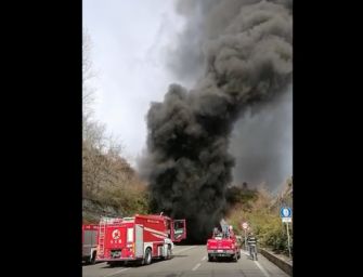 Autobus in fiamme nel tunnel del Seminario a Marola