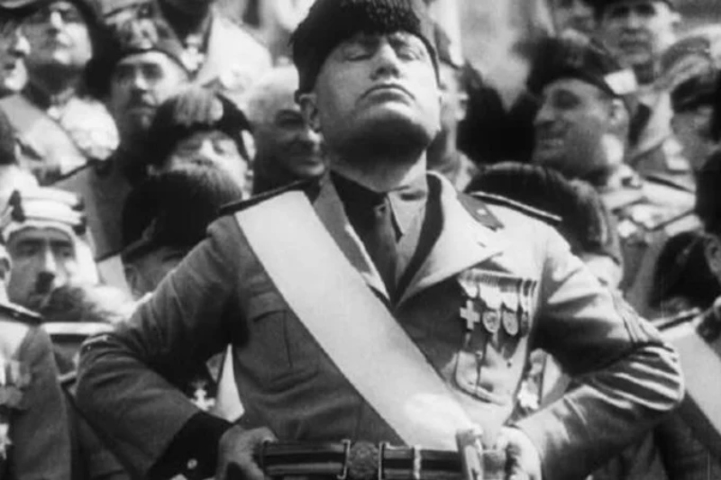 Tradate, bufera sulla bancarella<br />che vende i cimeli di Mussolini - la  Repubblica