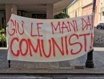 ‘Giù le mani dai comunisti’, il presidio di solidarietà a Vicini in via Dante