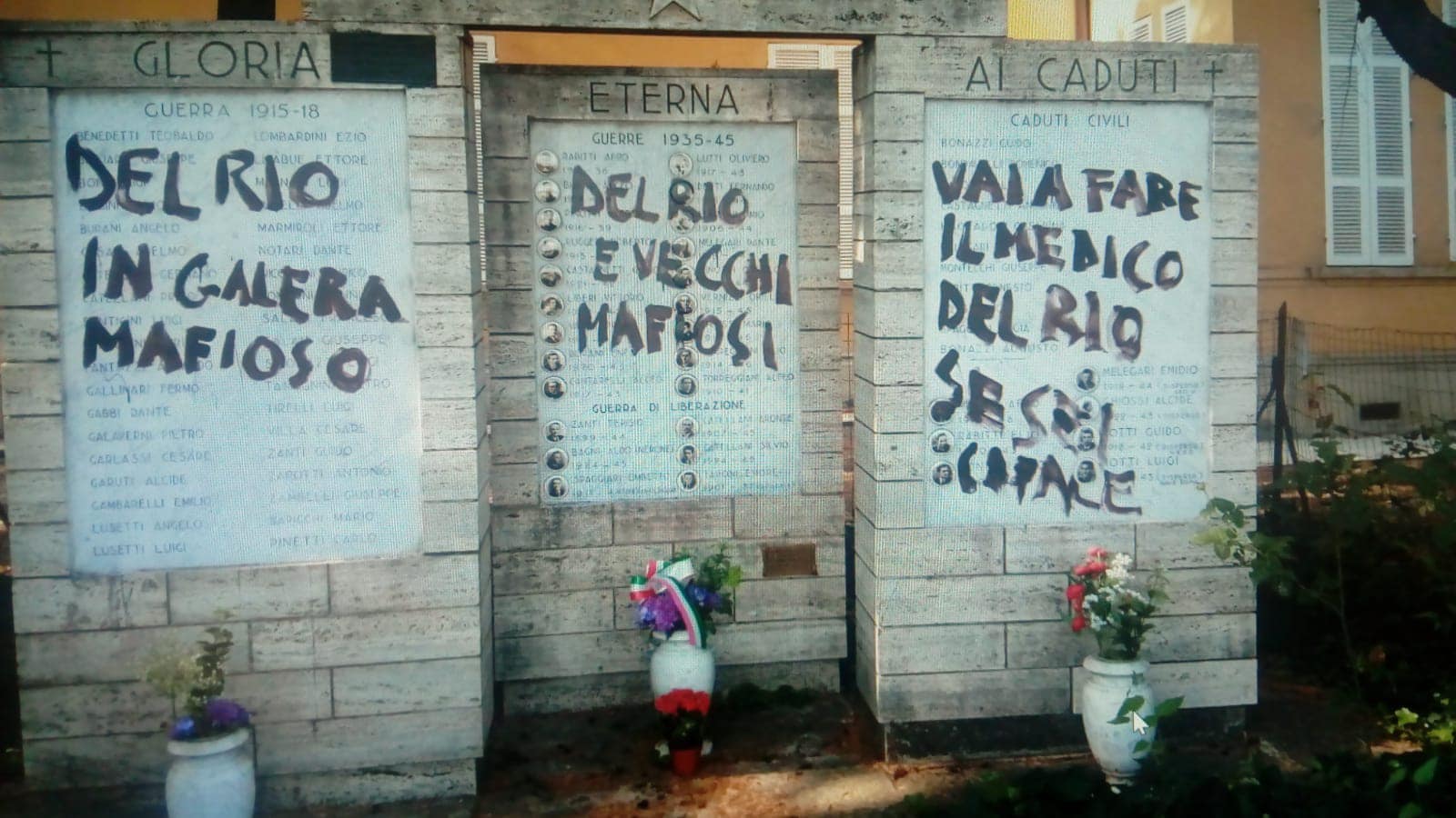 Monumento Ai Caduti Imbrattato Con Offese A Delrio E Vecchi, Il ...