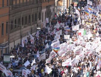 “Errore andare al corteo dei 5s”, Pd si spacca