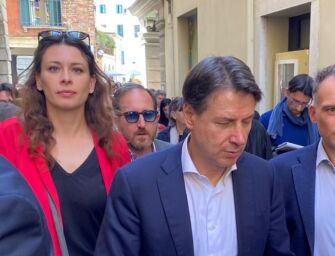 Passeggiata elettorale di Conte per il centro di Reggio