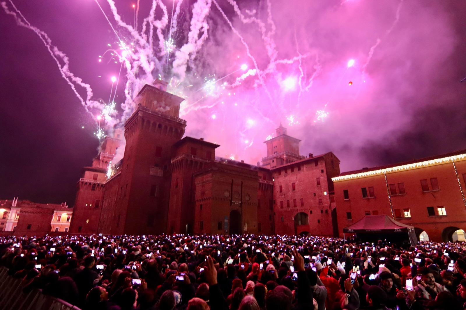 Emilia nella morsa dello smog, no fuochi d'artificio a Capodanno (ma  Ferrara “incendierà” il castello)