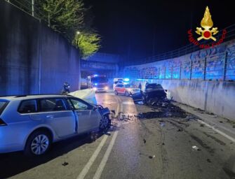 Grave incidente nella notte a Modena: in 3 incastrati tra le lamiere