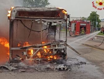 Autobus Seta distrutto dalle fiamme al terminal di Correggio