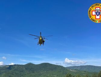 Corniglio. Biker cade e sbatte la testa, soccorso dall’elicottero