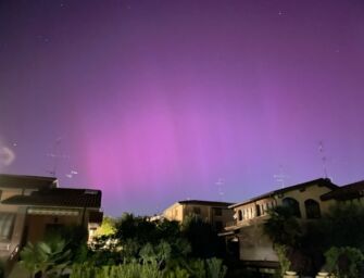 Lo spettacolo dell’aurora boreale colora il cielo di viola anche nel Reggiano