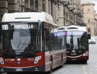 Ragazzino trova borsello sul bus e lo porta all’autista, dentro 60 mila euro in pacchetti