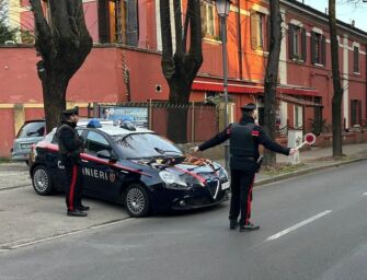 Reggio stazione: fugge e perde il crack in strada