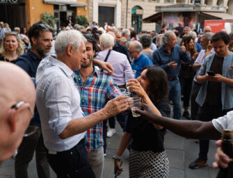 Massari è il sindaco di Reggio e fa festa sotto il Comune (foto-gallery)