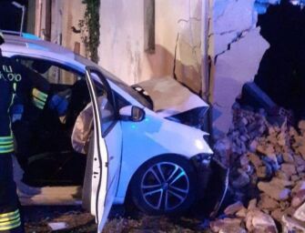 Quattro Castella. Auto contro una casa: 3 donne e un bimbo di 6 anni feriti