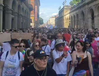 A Bologna decine di migliaia di persone in corteo per il Rivolta Pride