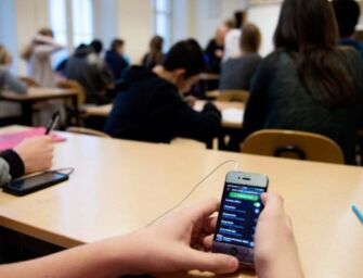 Smartphone a scuola, arriva lo stop