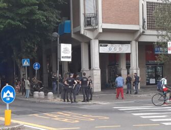 Reggio stazione, scontro aperto tra bande: scoppia la lite e spunta un coltello