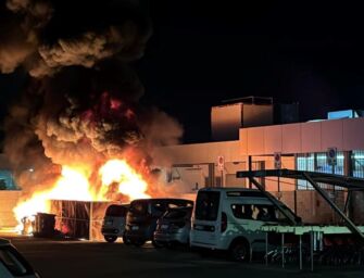 Scandiano. Incendio all’area rifiuti Coop: danneggiate due auto Auser