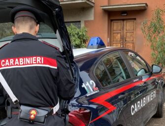 Reggiolo. La affianca in auto mentre lei è a piedi e le lancia in viso liquido urticante