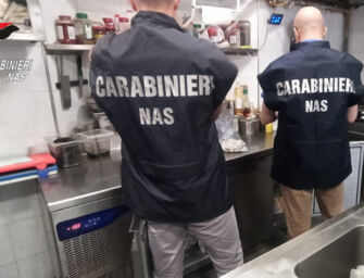 Nas in un ristorante della Bassa modenese: alimenti scaduti, sporcizia e scarafaggi