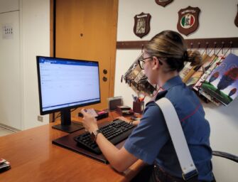 Scandiano. Picchia e minaccia la madre per i soldi, braccialetto a 35enne