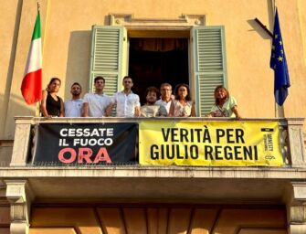 Guastalla. Dal balcone del Comune lo striscione “Cessate il fuoco ora”