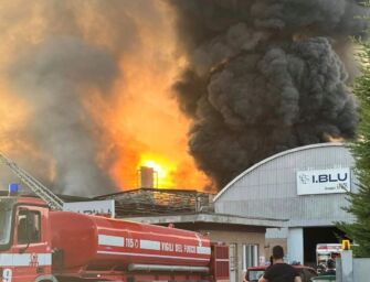 Il lungo lavoro per domare le fiamme