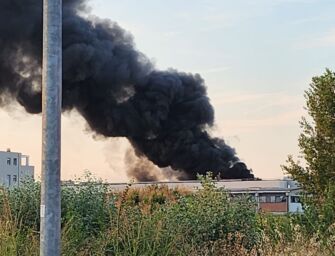 Colonna di fumo su Modena: fiamme alla Crm, la Casa della Piada