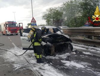 A fuoco una Fiat 500 X sulla tangenziale Modena-Sassuolo