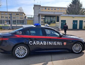 Ai domiciliari per rapina, va in piscina