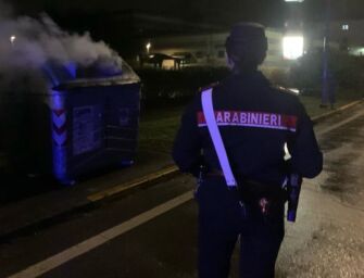 Scandiano. Appicca il fuoco a un cassonetto e brucia due auto, denunciato 47enne