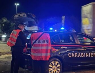 Correggio. Gli entra in casa per rapinarlo e lo prende a pugni, poi deruba una parrucchiera