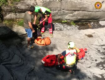 Fanano. Mentre passeggia con la moglie, precipita nel torrente. Arriva l’elicottero