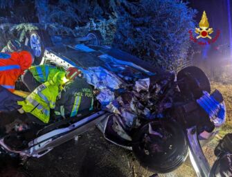 Savignano sul Panaro, si cappotta e rimane incastrato tra i rottami della Bmw