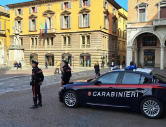 Pestato e accoltellato dal branco mentre cammina in piazza del Monte