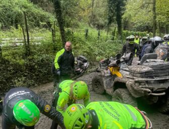 Carpineti. Resta incastrato sotto al quad